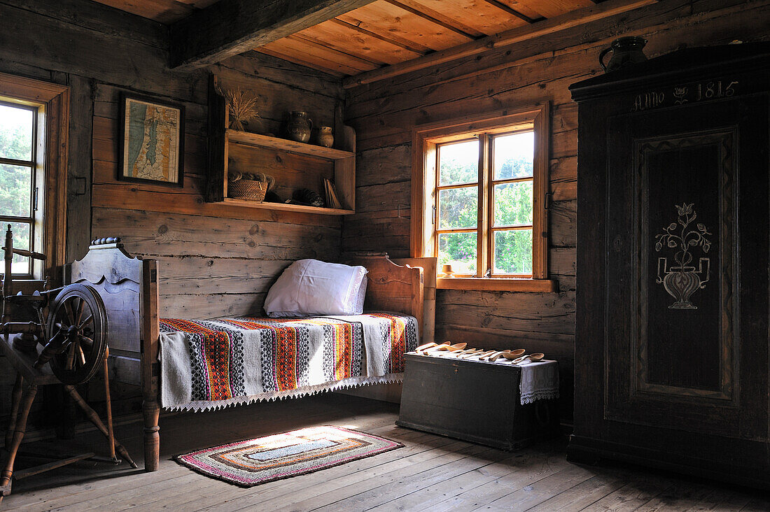 Im Inneren eines Hauses, traditionelles Fischergehöft eines Küstendorfes, Ethnographisches Freilichtmuseum bei Riga, Lettland, Baltikum, Europa