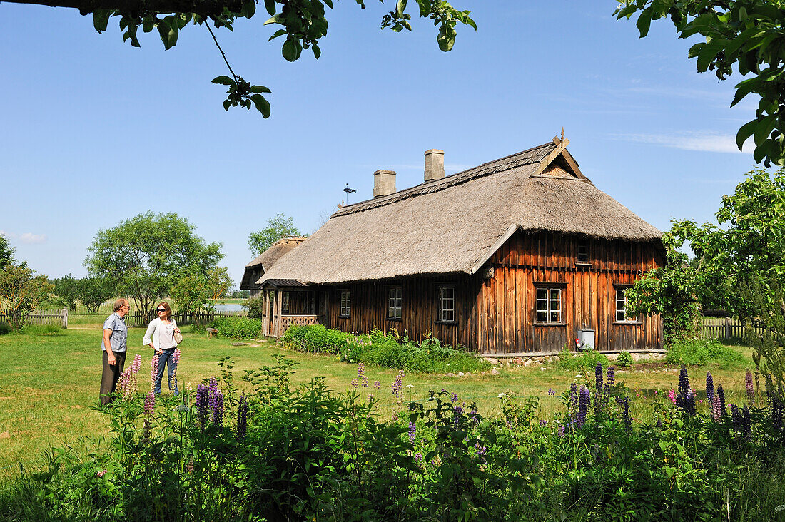 Strohgedecktes Haus, traditionelles Fischerhaus eines Küstendorfes, Ethnographisches Freilichtmuseum bei Riga, Lettland, Baltikum, Europa