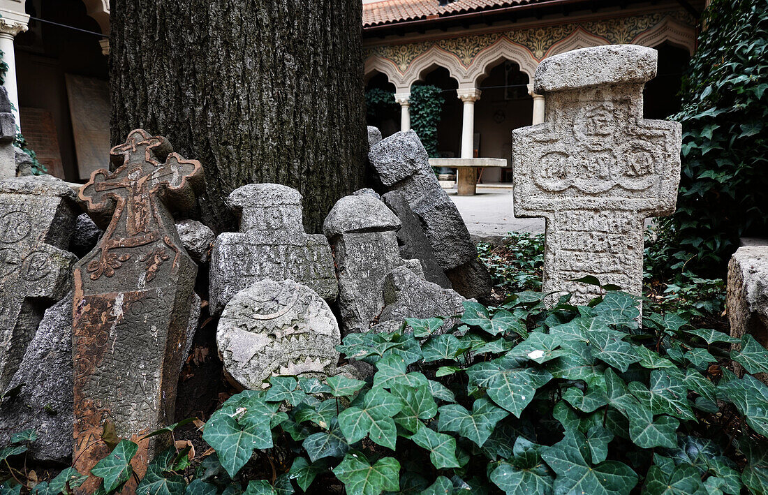 Die winzige Stavropoleos-Kirche aus dem 18. Jahrhundert, eines der schönsten religiösen Denkmäler der Hauptstadt, das ursprünglich zum Stavropoleos-Kloster gehörte, Altstadt, Bukarest, Rumänien, Europa