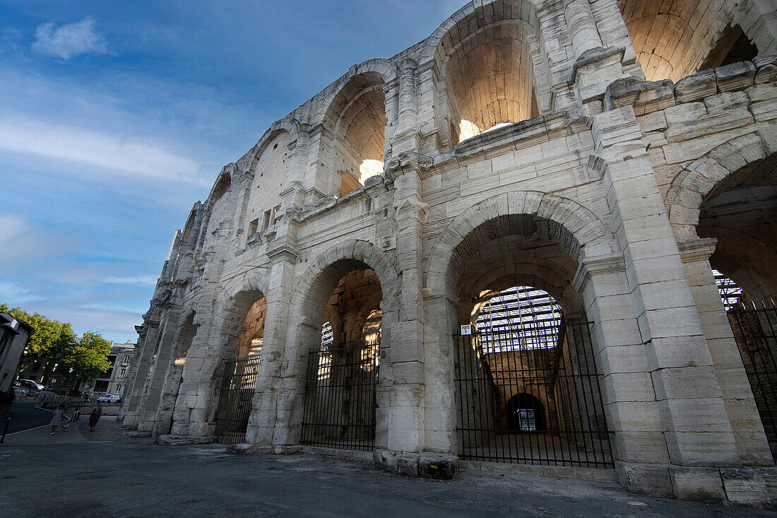 Amphitheater von Arles (les Arenes d'Arles), erbaut von den Römern im Jahr 90 n. Chr., Arles, Bouches-du-Rhone, Provence, Frankreich, Europa