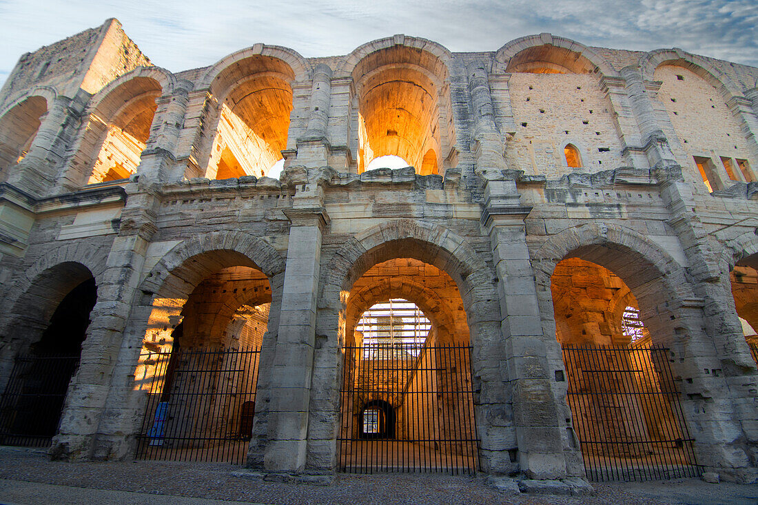 Amphitheater von Arles (les Arenes d'Arles), erbaut von den Römern im Jahr 90 n. Chr., Arles, Bouches-du-Rhone, Provence, Frankreich, Europa