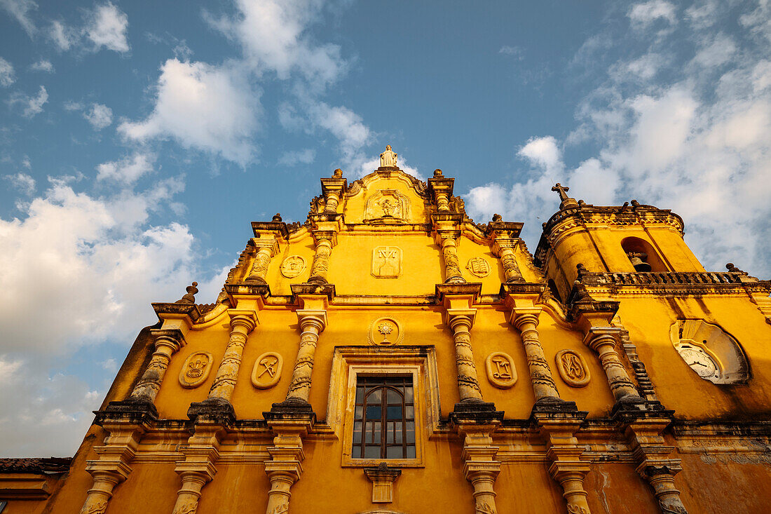 Außenansicht der Kirche der Erinnerung (La Recoleccion), Leon, Departamento Leon, Nicaragua, Mittelamerika