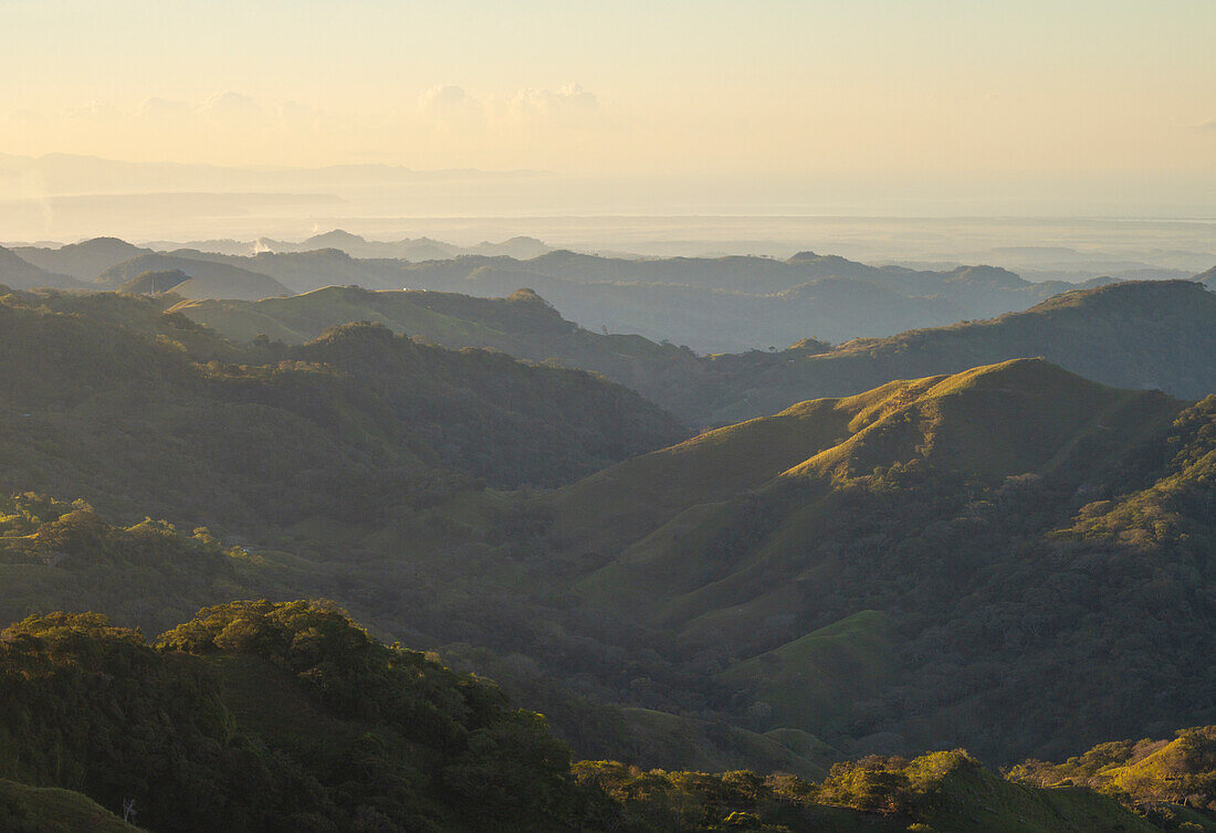 Blick auf die Landschaft bei Monte Verde, Provinz Guanacaste, Costa Rica, Mittelamerika