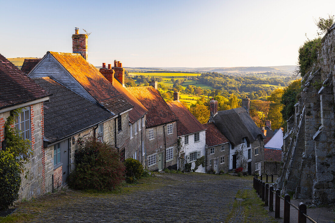 Gold Hill während des Sonnenuntergangs im Spätsommer, Shaftesbury, Dorset, England, Vereinigtes Königreich, Europa