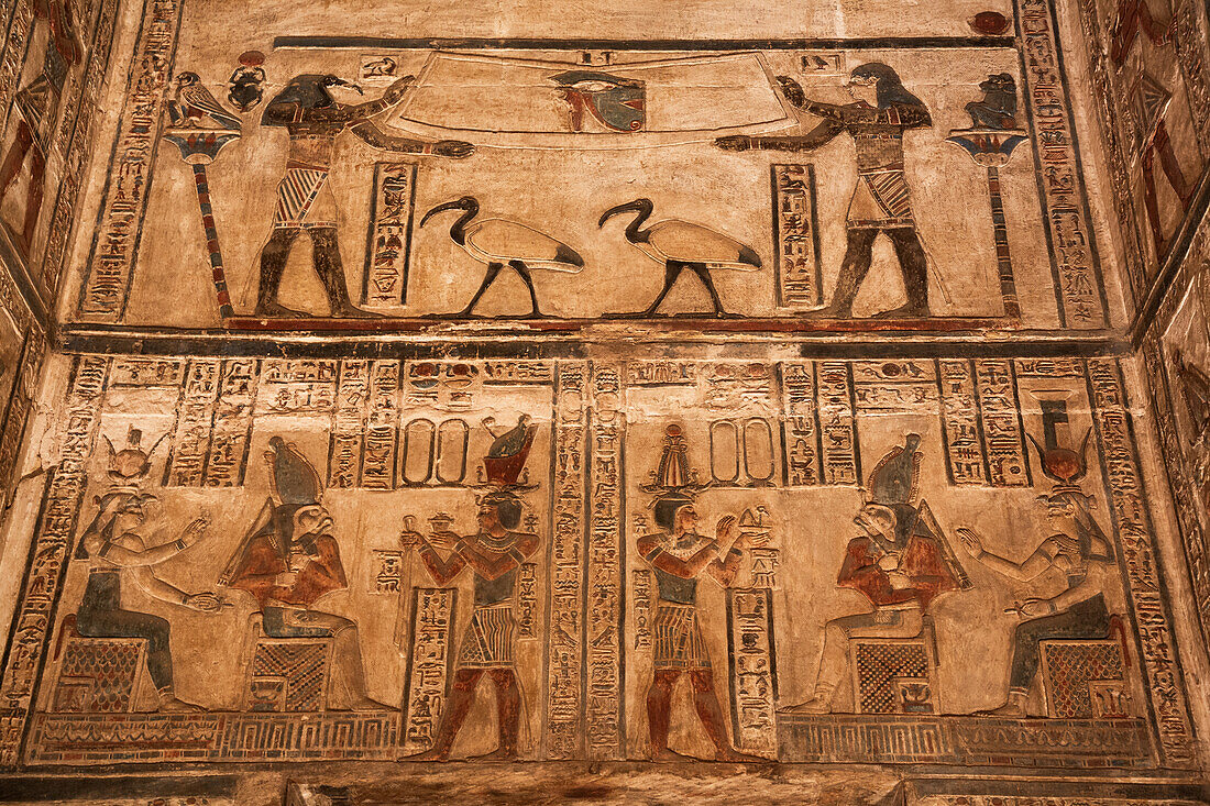 Reliefs von Pharaonen sowie Göttern und Göttinnen im unteren Register, Heiligtum, Hathor-Tempel, Dendera, Qena, Ägypten, Nordafrika, Afrika