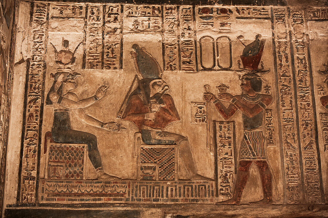 Reliefs der Göttin Hathor auf der linken Seite mit Gott Horus in der Mitte und dem Pharao auf der rechten Seite, Heiligtum, Hathor-Tempel, Dendera, Qena, Ägypten, Nordafrika, Afrika