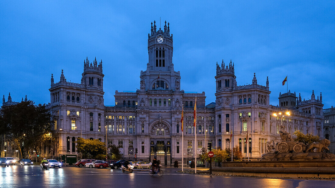 Blick auf die Plaza de Cibeles, mit dem majestätischen Cibeles-Palast im Hintergrund und dem berühmten Cibeles-Brunnen im Vordergrund, Madrid, Spanien, Europa