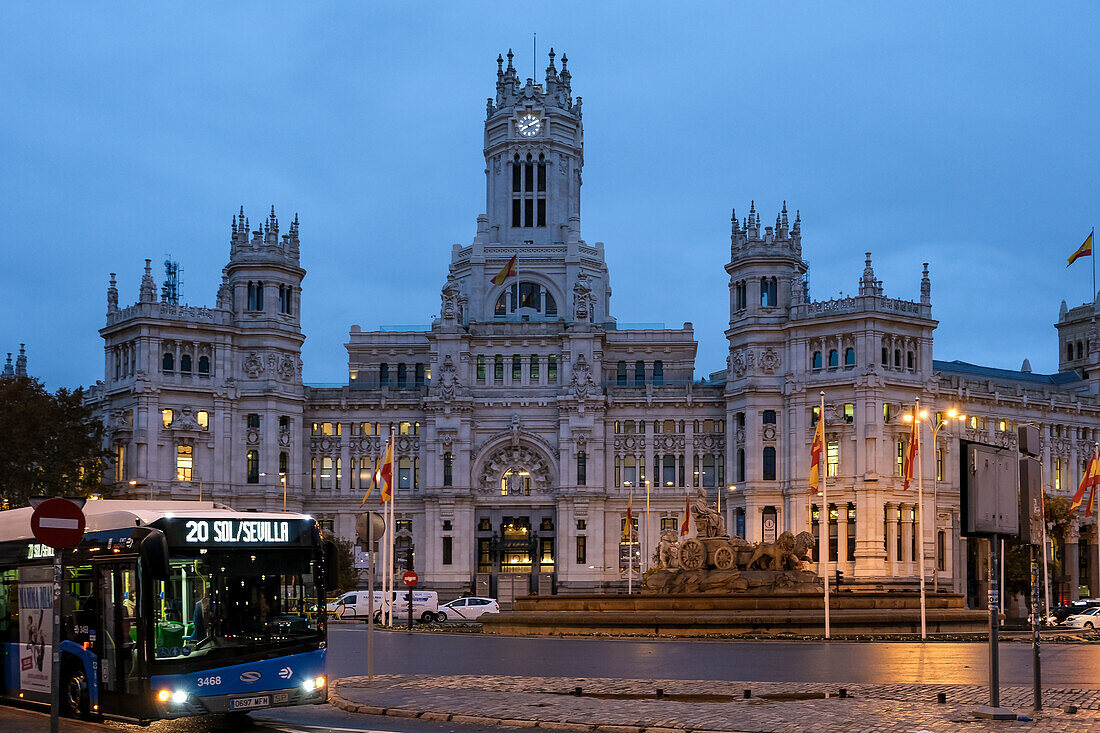 Blick auf die Plaza de Cibeles, mit dem majestätischen Cibeles-Palast im Hintergrund und dem berühmten Cibeles-Brunnen im Vordergrund, Madrid, Spanien, Europa