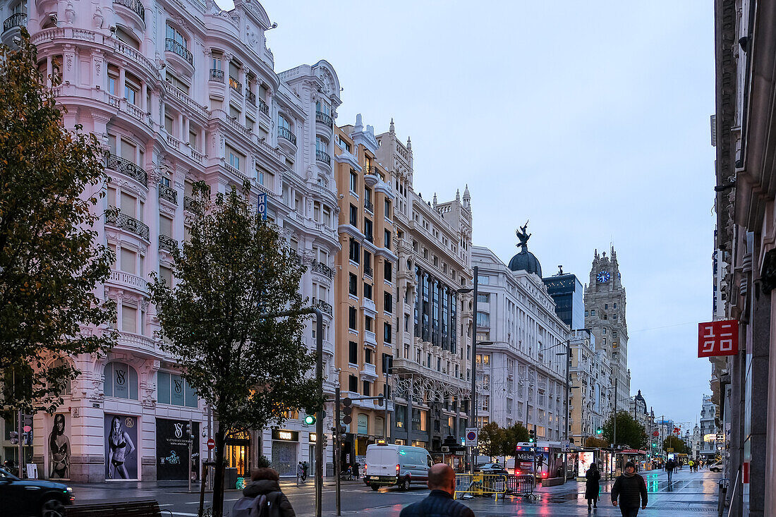 Stadtlandschaft der Gran VA?a, manchmal auch als spanischer Broadway bezeichnet, eines der wichtigsten Einkaufsviertel der Stadt, mit Hotels und Kinos, Madrid, Spanien, Europa