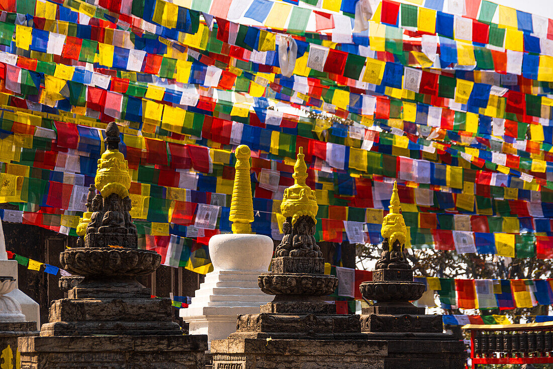 Riesige Menge tibetischer Gebetsfahnen mit Stupas und Statuen, Swayambu (Swayambhunath) Tempel, UNESCO Weltkulturerbe, Kathmandu Tal, Nepal, Asien