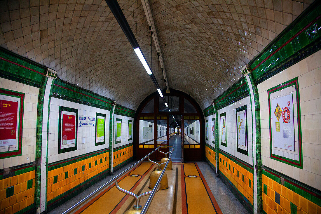 Gefliester historischer Rastplatz in einem unterirdischen Fußgängertunnel, Genua, Ligurien, Italien, Europa