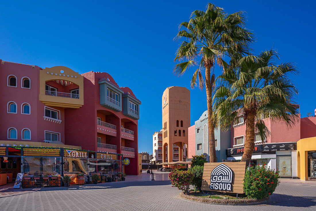 Blick auf bunte Läden und Bars in Hurghada Marina, Hurghada, Red Sea Governorate, Ägypten, Nordafrika, Afrika