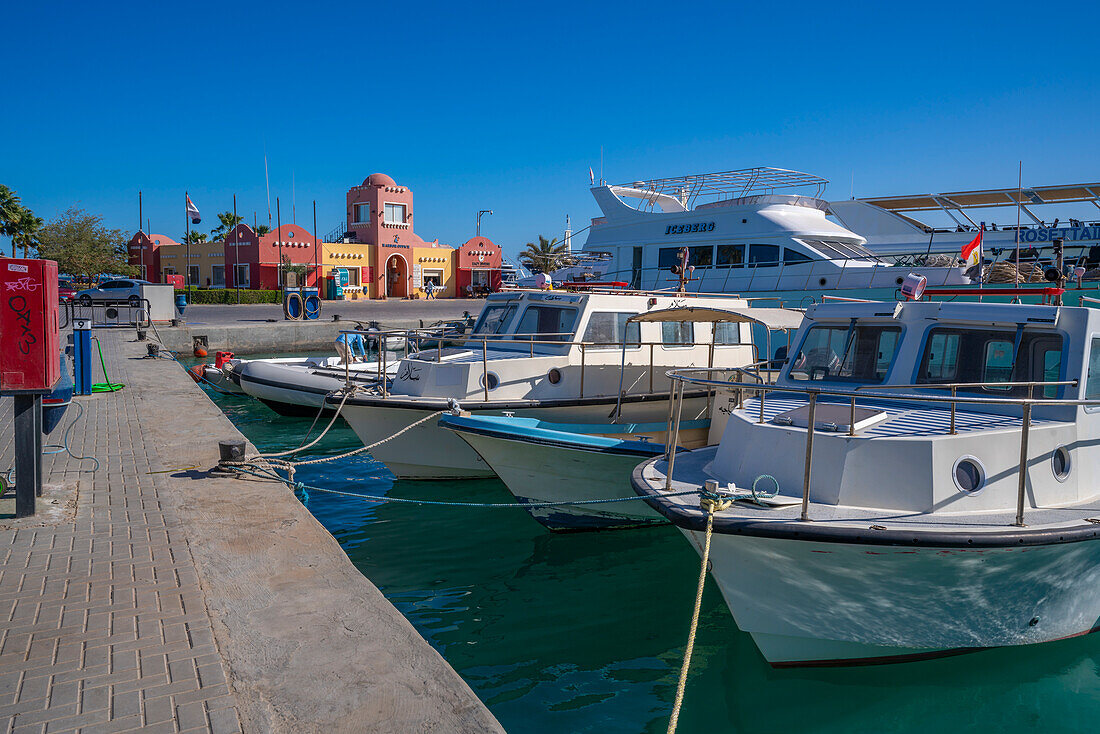 Blick auf Boote und buntes Hafenbüro in der Hurghada Marina, Hurghada, Red Sea Governorate, Ägypten, Nordafrika, Afrika