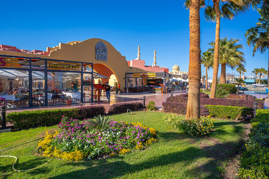 Blick auf Café und Restaurant im Yachthafen von Hurghada und Al Mina Moschee im Hintergrund, Hurghada, Rotes Meer, Ägypten, Nordafrika, Afrika