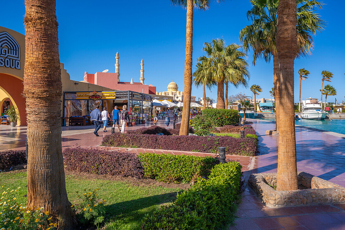 Blick auf die Uferpromenade und die Moschee in der Hurghada Marina mit der Al Mina Moschee im Hintergrund, Hurghada, Red Sea Governorate, Ägypten, Nordafrika, Afrika