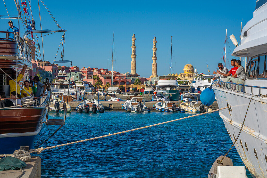 Blick auf Boote im Yachthafen von Hurghada und Al Mina Moschee im Hintergrund, Hurghada, Rotes Meer Gouvernement, Ägypten, Nordafrika, Afrika