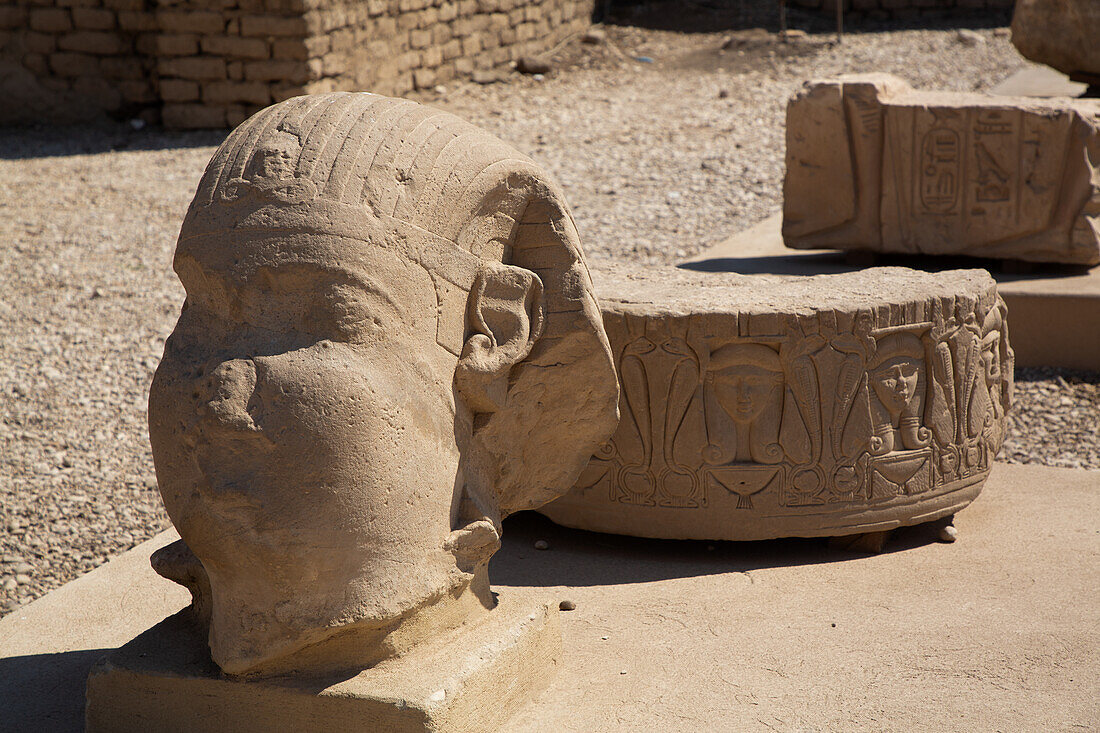 In Stein gehauener Kopf, Hathor-Tempel, Dendera, Qena, Ägypten, Nordafrika, Afrika