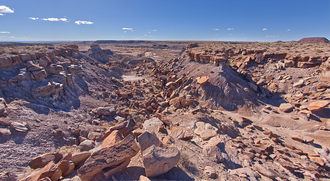 Die bröckelnden Klippen eines Tafelbergs in der Nähe von Hamilili Point am südlichen Ende des Petrified Forest National Park, Arizona, Vereinigte Staaten von Amerika, Nordamerika