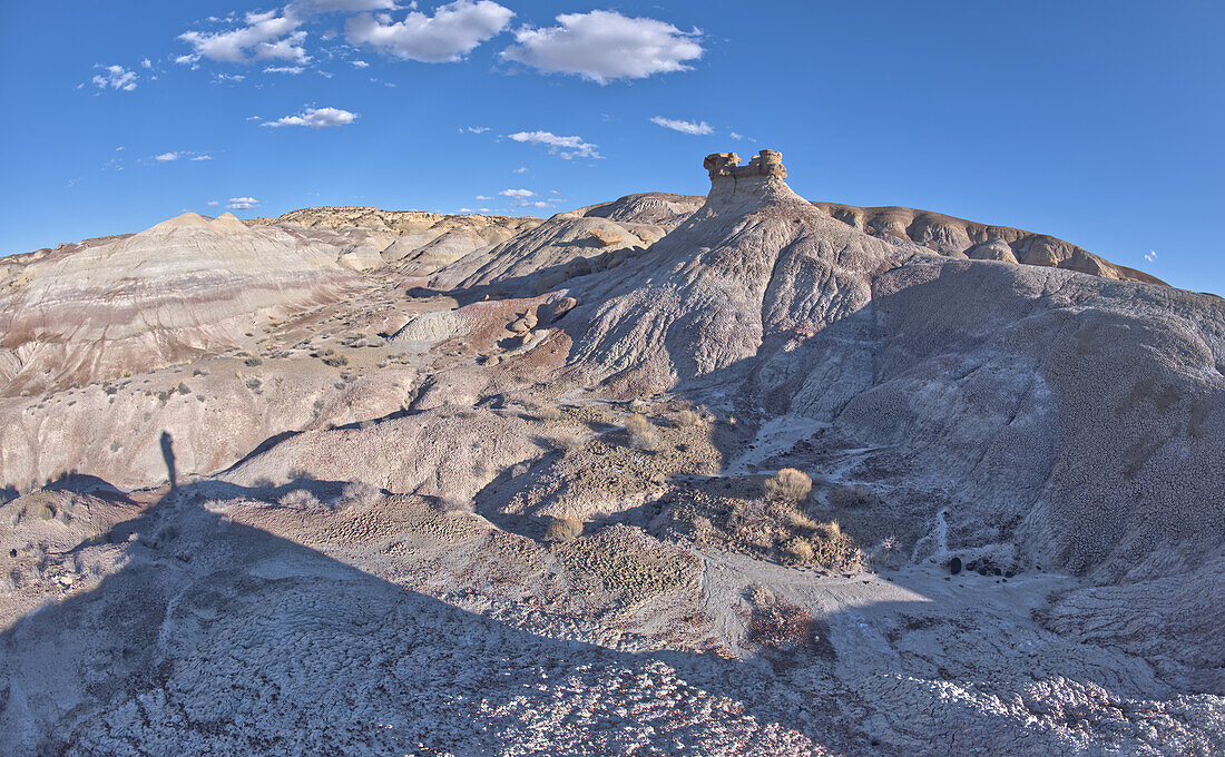 Eine einsame Felskapuze in den purpurnen Badlands in der Nähe von Hamilili Point am Südende des Petrified Forest National Park, Arizona, Vereinigte Staaten von Amerika, Nordamerika