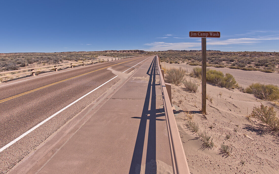 Schild entlang des Weges zum Long Logs Trail, der den Jim Camp Wash entlang der Hauptstraße des Petrified Forest National Park markiert, Arizona, Vereinigte Staaten von Amerika, Nordamerika