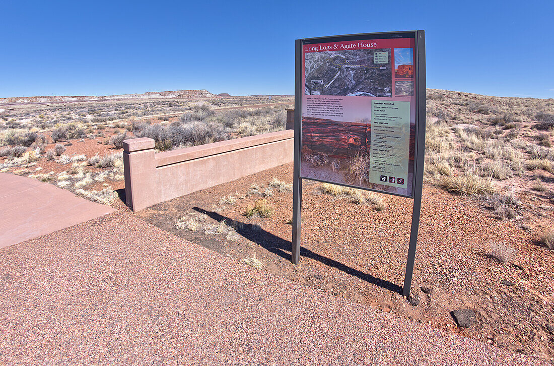 Das Kartenschild am Tor zum Long Logs Trail und zum Agate House im Petrified Forest National Park, Arizona, Vereinigte Staaten von Amerika, Nordamerika