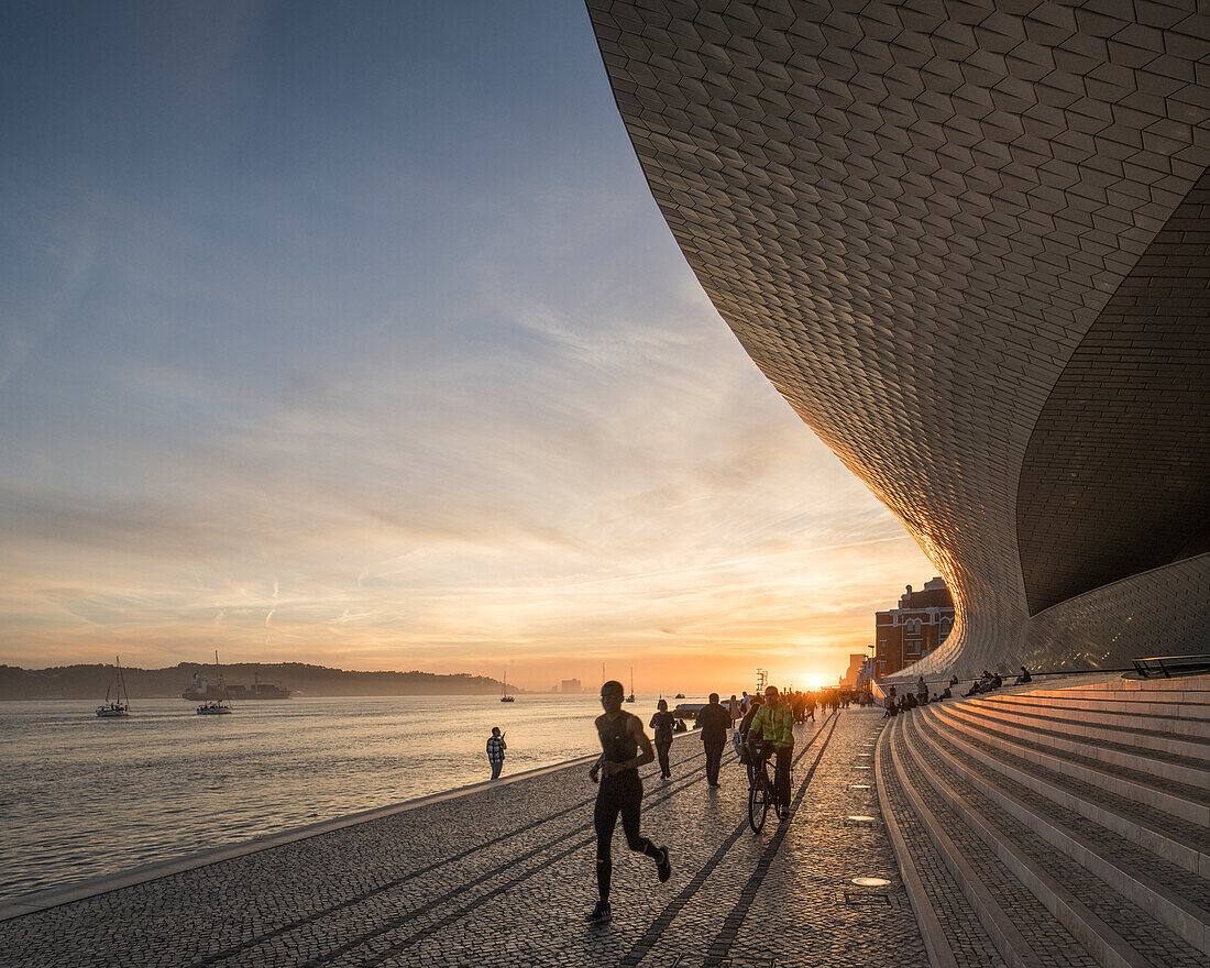 Das MAAT bei Sonnenuntergang (Museum für Kunst, Architektur und Technologie), am Ufer des Tejo, Lissabon, Portugal, Europa