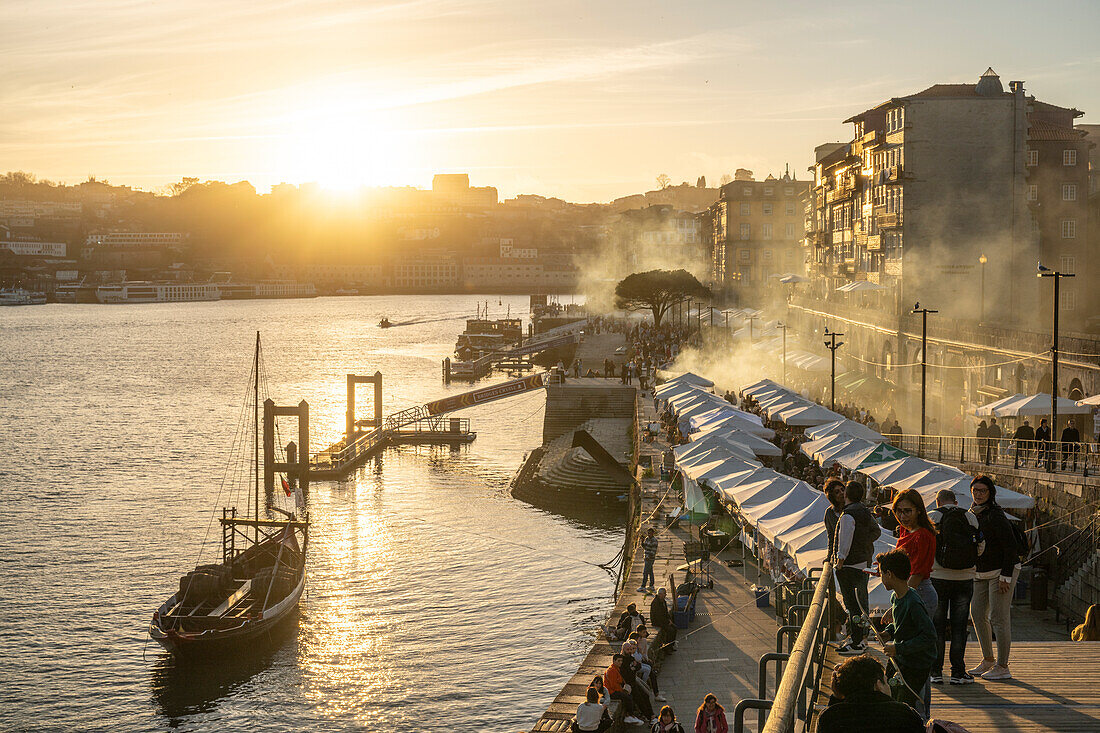 Fluss Douro bei Sonnenuntergang, Porto, Bezirk Porto, Norte, Portugal, Europa