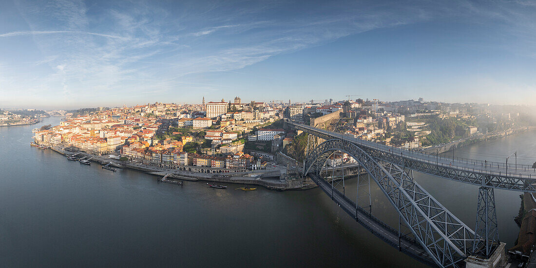 Luftaufnahme von Porto in der Morgendämmerung, UNESCO-Welterbe, Porto, Norte, Portugal, Europa