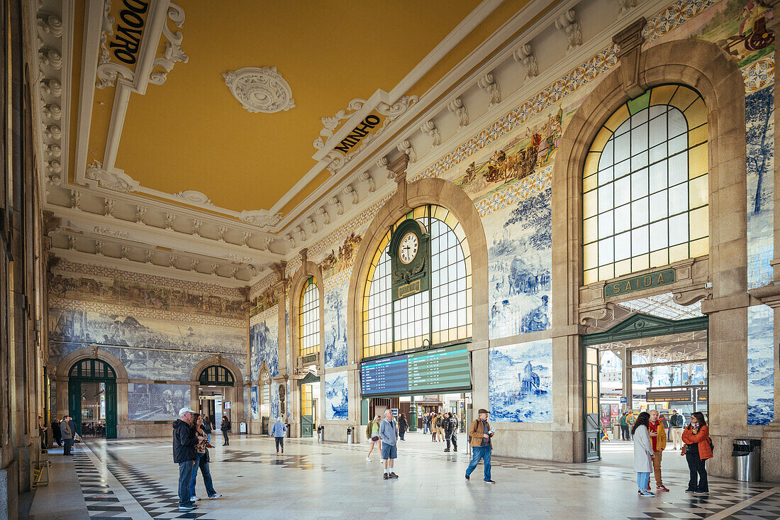 Innenraum des Bahnhofs Sao Bento, Porto, Bezirk Porto, Norte, Portugal, Europa