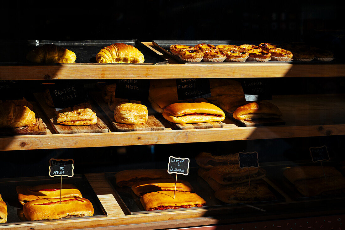 Ausgestellte Lebensmittel in einer Bäckerei, Porto, Bezirk Porto, Portugal, Europa