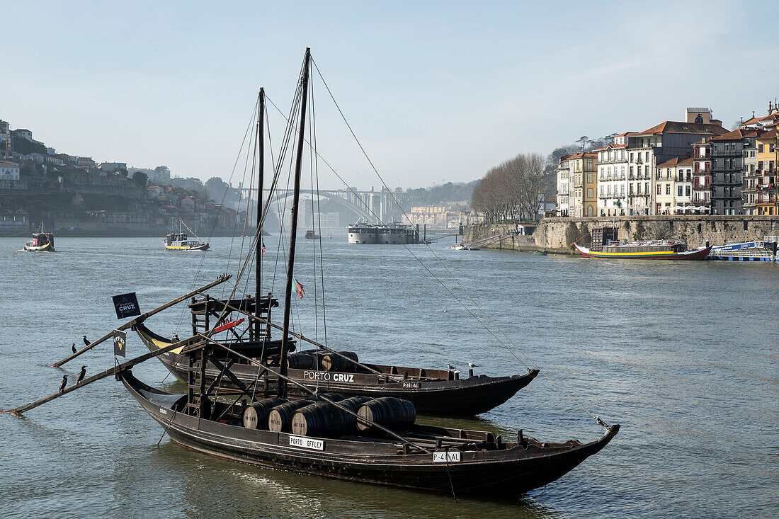 Boote auf dem Douro-Fluss, Porto, Bezirk Porto, Norte, Portugal, Europa