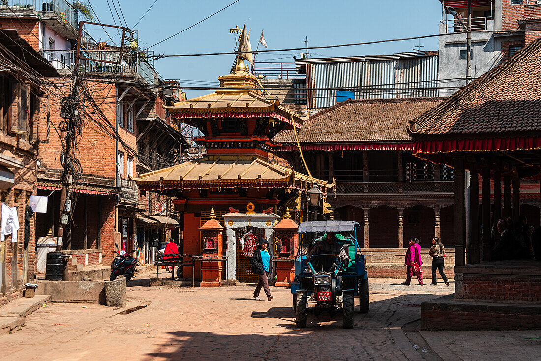 Kleiner Hindu-Tempel mit goldenem Dach in Bhaktapur, Kathmandu-Tal, Nepal, Asien