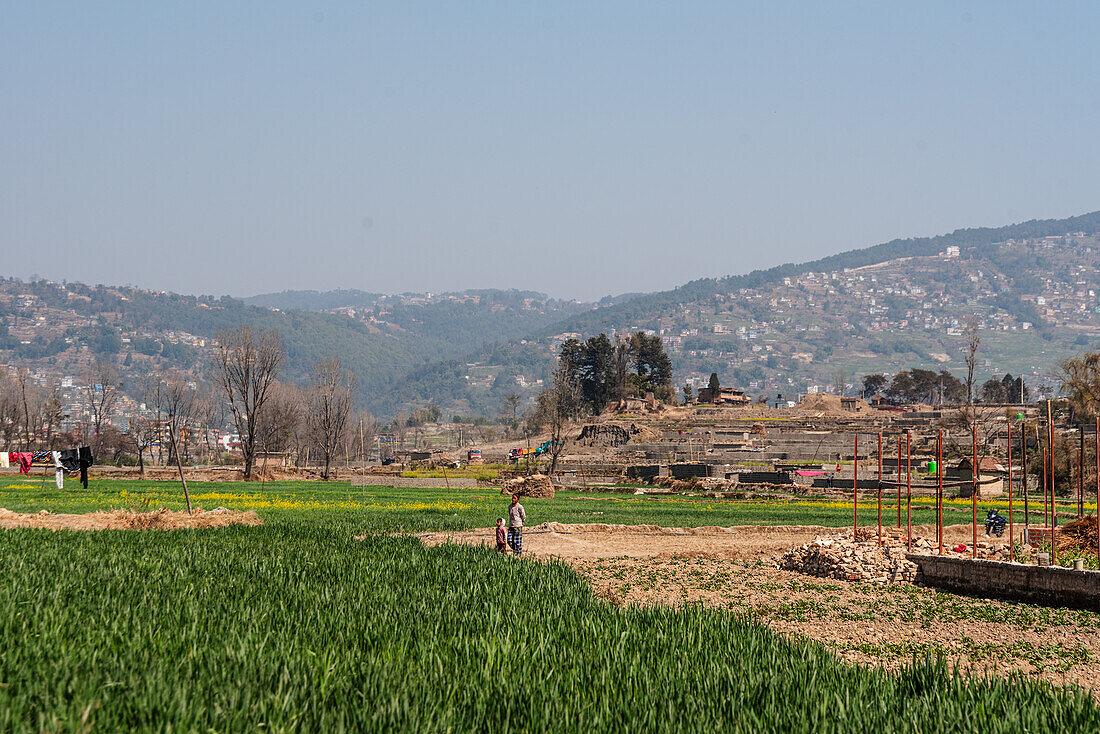 Bauern bei der Feldarbeit, landwirtschaftliche Felder umgeben von Bergstädten, Kathmandutal, Nepal, Asien