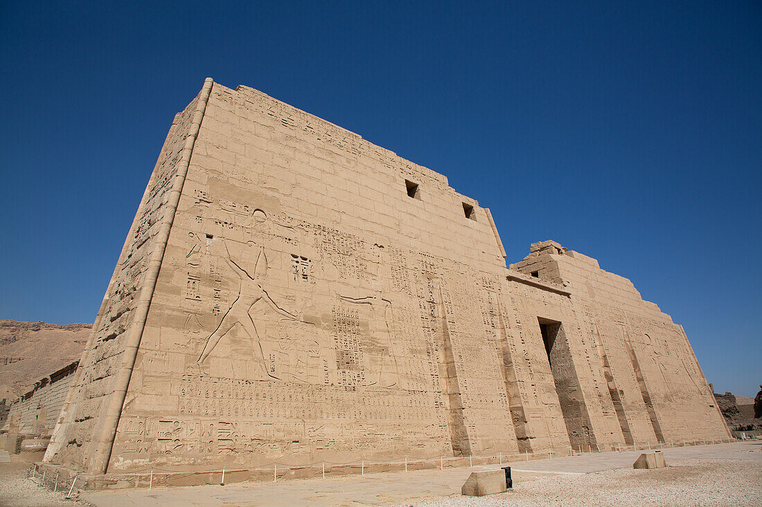 Erster Pylon, Medinet Habu, Totentempel von Ramses III., 1187-56 v. Chr., Antikes Theben, UNESCO-Welterbe, Luxor, Ägypten, Nordafrika, Afrika