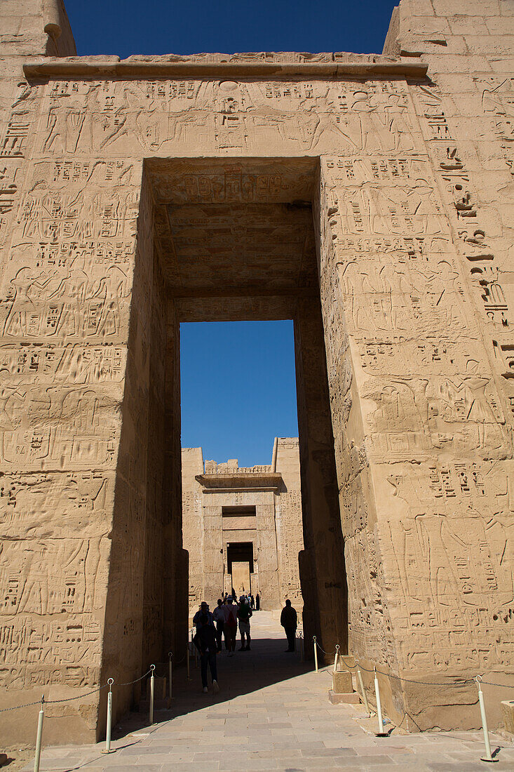 Eingangstor zum ersten Hof, erster Pylon, Medinet Habu, Totentempel von Ramses III., 1187-56 v. Chr., Antikes Theben, UNESCO-Welterbe, Luxor, Ägypten, Nordafrika, Afrika