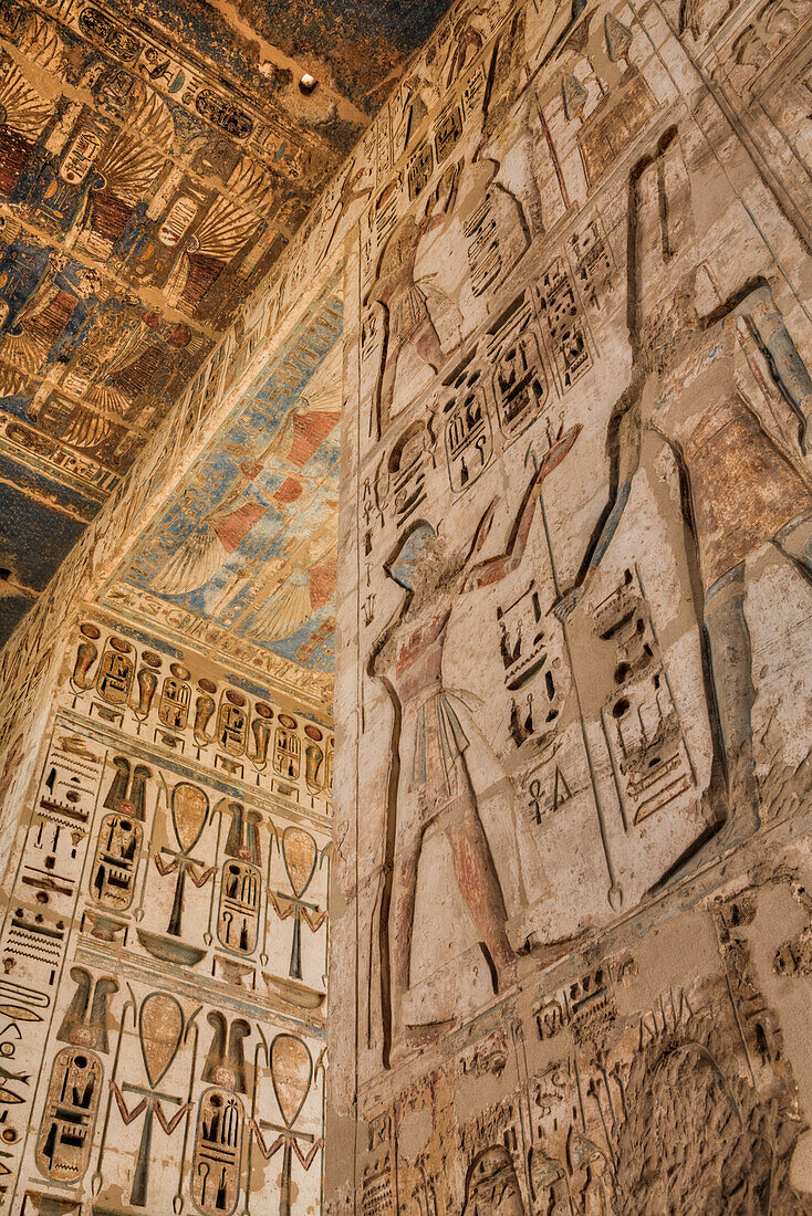 Reliefs, Inside Gate Between First and Second Pylon, Medinet Habu, Mortuary Temple of Ramesses III, 1187-56 BCE, Ancient Thebes, UNESCO World Heritage Site, Luxor, Egypt, North Africa, Africa