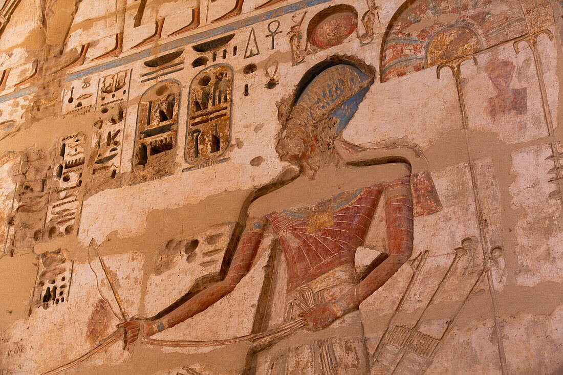 Reliefs, Südportikus, Erster Hof, Medinet Habu, Totentempel von Ramses III., 1187-56 v. Chr., Antikes Theben, UNESCO-Welterbe, Luxor, Ägypten, Nordafrika, Afrika