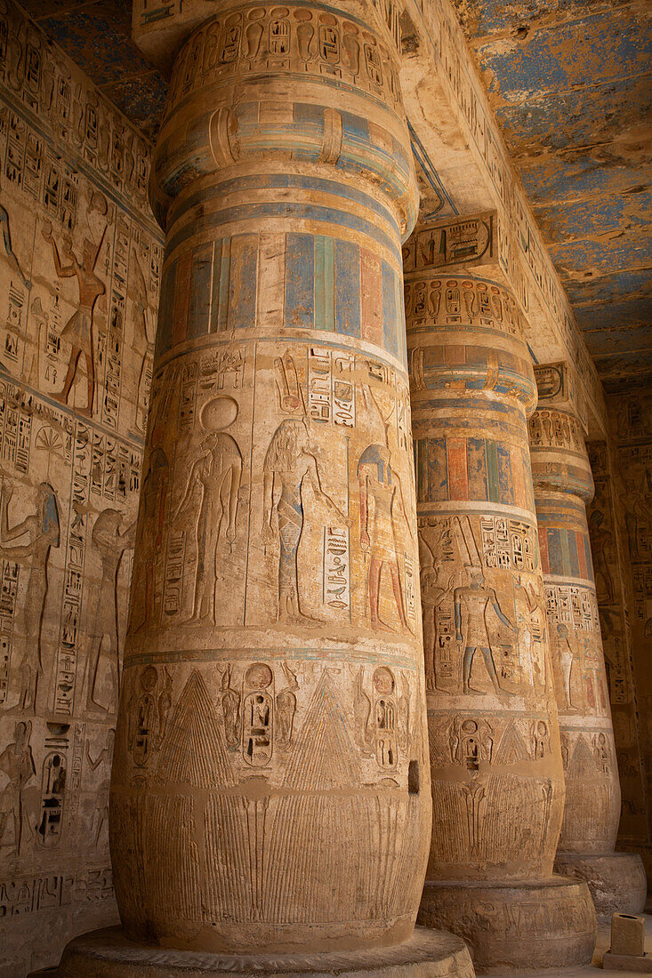 Säulenreliefs, Westlicher Portikus, Zweiter Hof, Medinet Habu, Totentempel von Ramses III., 1187-56 v. Chr., Antikes Theben, UNESCO-Welterbe, Luxor, Ägypten, Nordafrika, Afrika