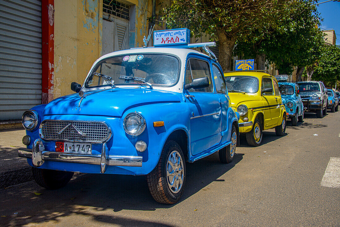 Alter Fiat 500, jetzt Fahrzeuge einer Fahrschule, in Asmara, Eritrea, Afrika