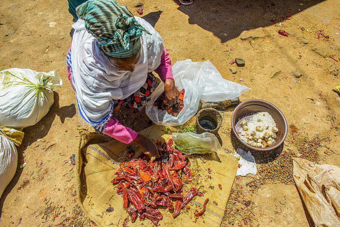 Frauen bereiten Chilis auf dem Medebar-Markt vor, Asmara, Eritrea, Afrika