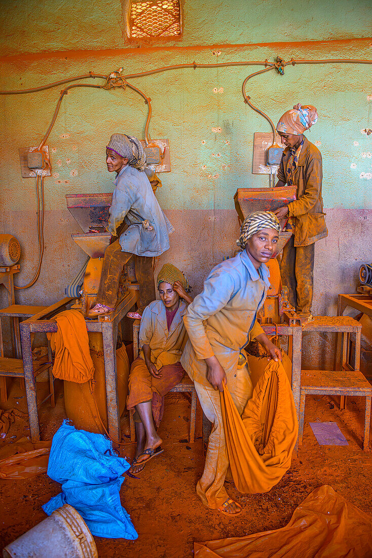 Frauen arbeiten in einer Gewürzfabrik für roten Pfeffer aus Berbere auf dem Medebar-Markt, Asmara, Eritrea, Afrika