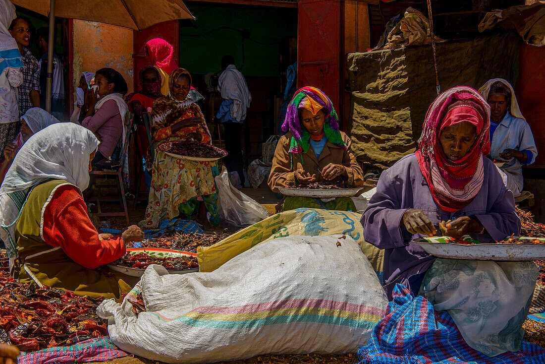 Frauen bereiten Chilis auf dem Medebar-Markt vor, Asmara, Eritrea, Afrika