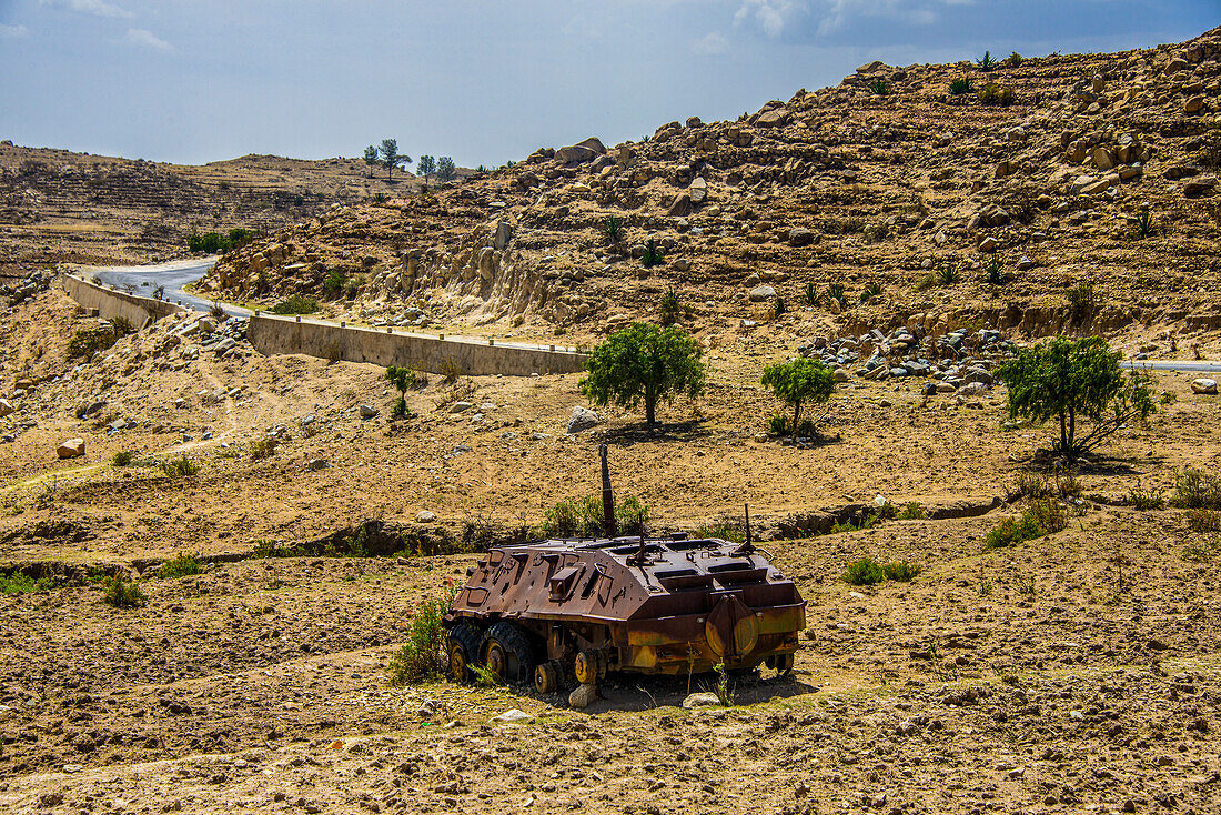 Alter äthiopischer Panzer rostet an der Straße zwischen Asmara und Keren, Eritrea, Afrika