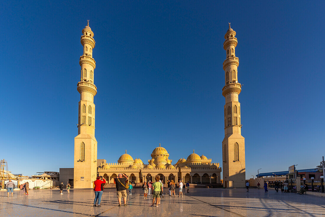 Blick auf die Al Mina Moschee während der goldenen Stunde, Hurghada, Rotes Meer, Ägypten, Afrika, Nordafrika, Afrika