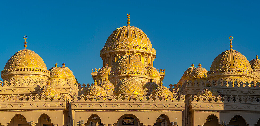 Blick auf die Al-Mina-Moschee zur goldenen Stunde, Hurghada, Rotes Meer Gouvernement, Ägypten, Afrika, Nordafrika, Afrika