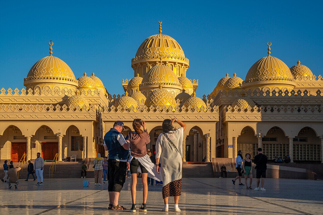 Blick auf die Al Mina Moschee während der goldenen Stunde, Hurghada, Rotes Meer Gouvernement, Ägypten, Nordafrika, Afrika