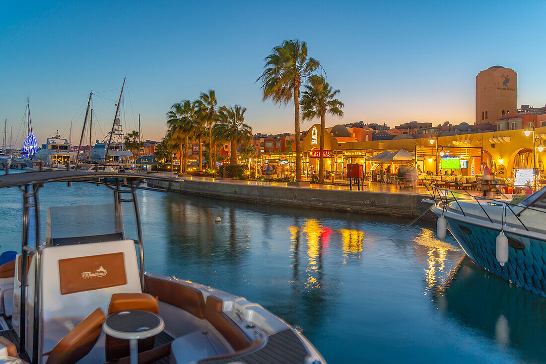 Blick auf Café und Restaurant im Yachthafen von Hurghada in der Abenddämmerung, Hurghada, Rotes Meer Gouvernement, Ägypten, Nordafrika, Afrika