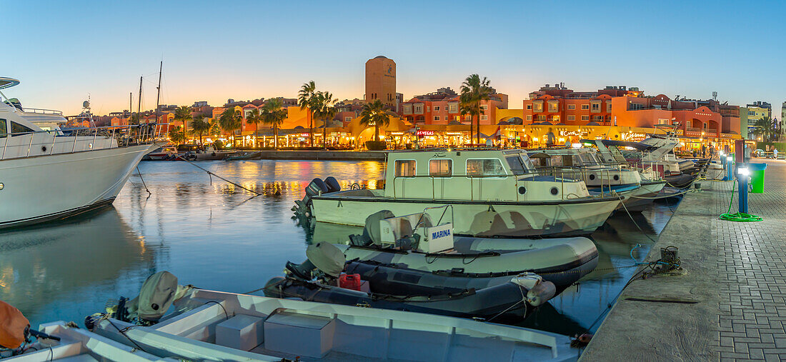 Blick auf Boote, Café und Restaurant im Yachthafen von Hurghada in der Abenddämmerung, Hurghada, Rotes Meer Gouvernement, Ägypten, Nordafrika, Afrika