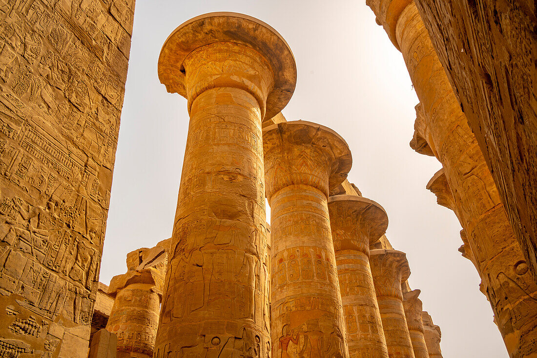 Blick auf Säulen, Große Hypostylhalle, Karnak-Tempelkomplex, UNESCO-Weltkulturerbe, bei Luxor, Theben, Ägypten, Nordafrika, Afrika