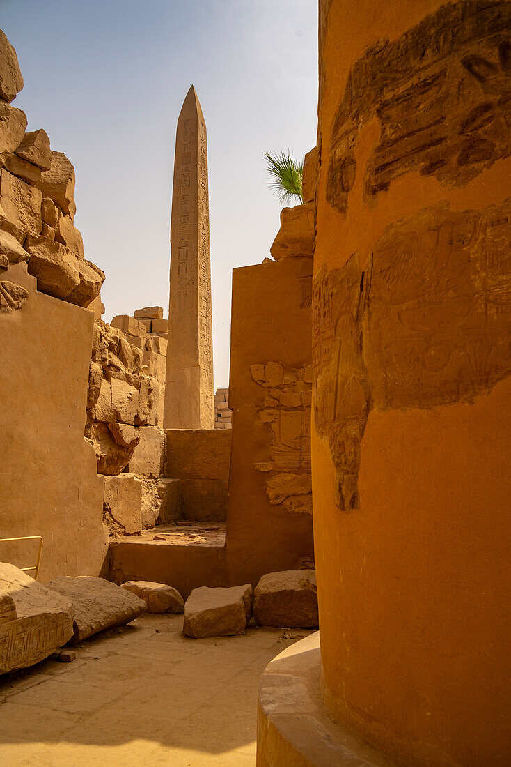 Blick auf den Obelisken von Thutmose I. von der Großen Hypostylhalle, Karnak-Tempelkomplex, UNESCO-Welterbe, bei Luxor, Theben, Ägypten, Nordafrika, Afrika